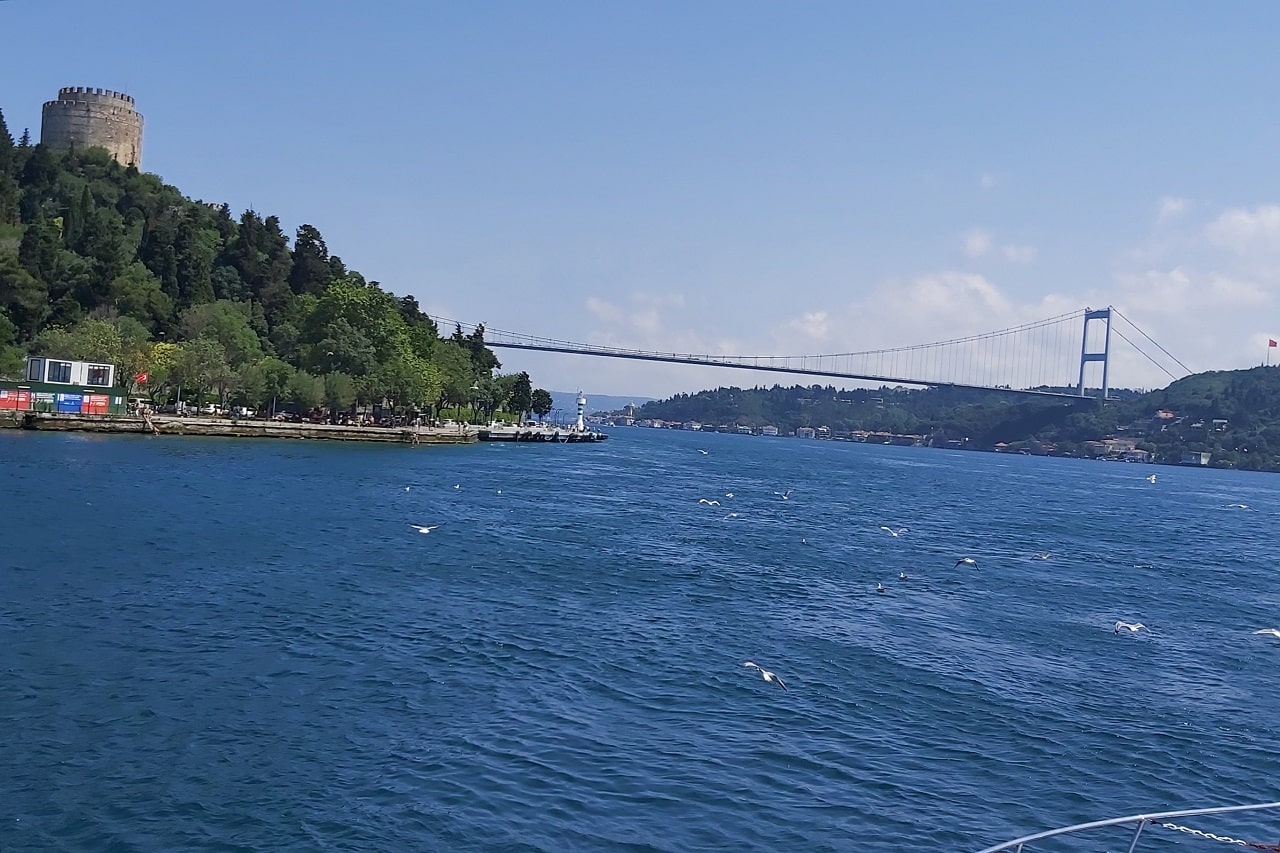 Guided tour boat cruising on the Bosphorus with a view of the Fatih Sultan Bridge