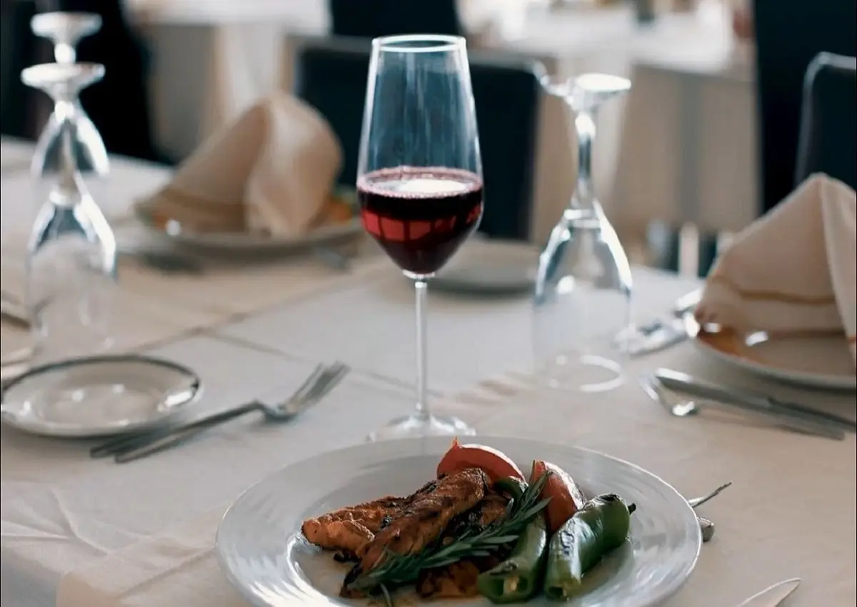 Sauced chicken and a glass of wine served on a Bosphorus lunch cruise